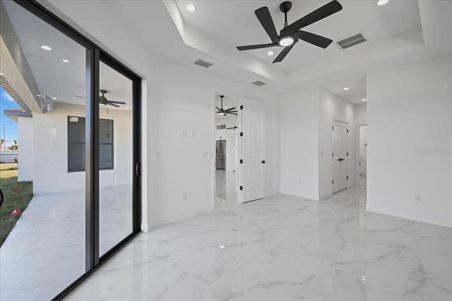 Spacious, unfurnished interior of a new home in , Cape Coral (Image 35).