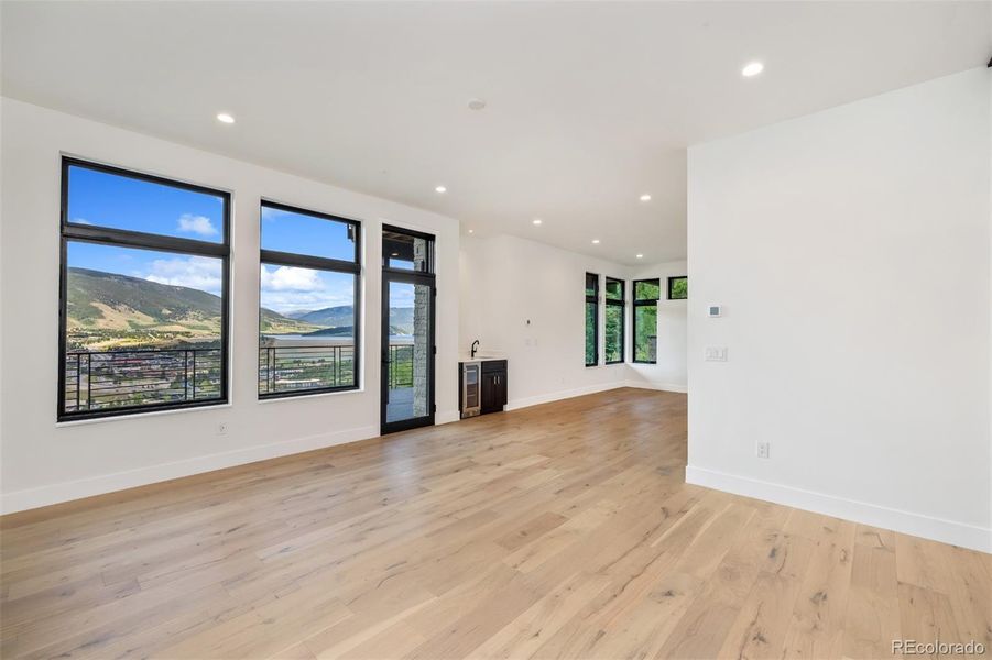 Spacious, unfurnished interior of a new home in , Silverthorne (Image 18).