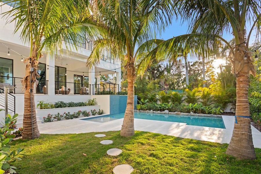 Exterior details and patio area of a home in , St. Petersburg (Image 31).