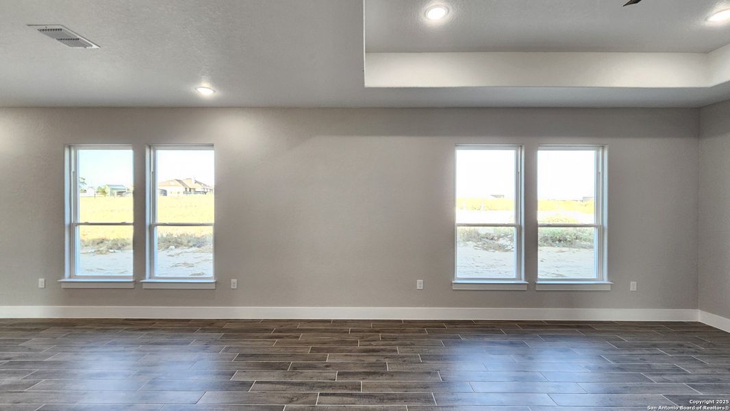 Spacious, unfurnished interior of a new home in , La Vernia (Image 20).