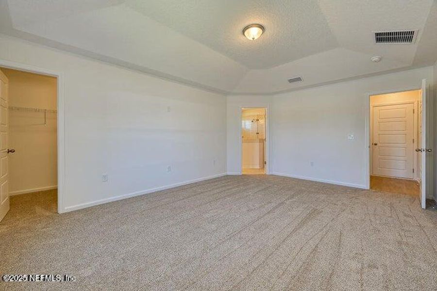 Spacious, unfurnished interior of a new home in , Jacksonville (Image 5).