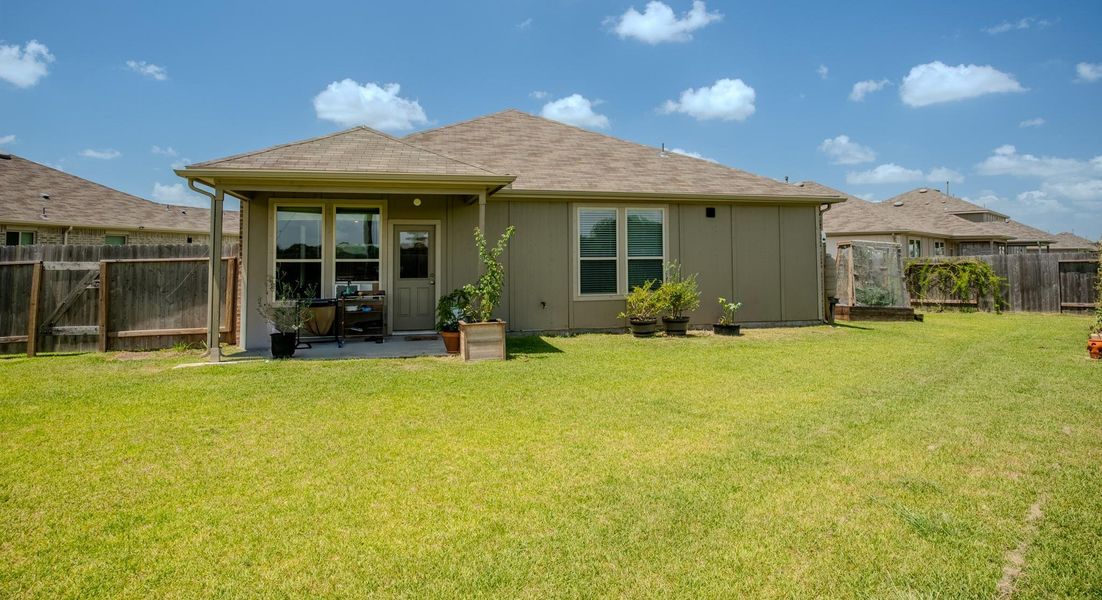 Exterior details and patio area of a home in Mustang Ridge, Alvin (Image 3).