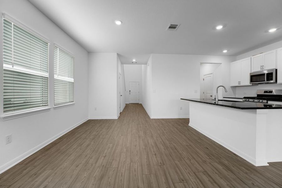 Spacious, unfurnished interior of a new home in Longview, Del Valle (Image 10).