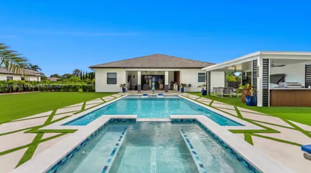 Exterior details and patio area of a home in , Miami (Image 13).