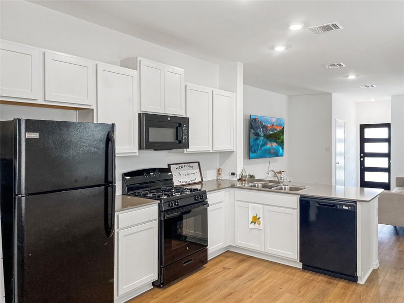 Spacious kitchen with gas cooking and quartz countertops
