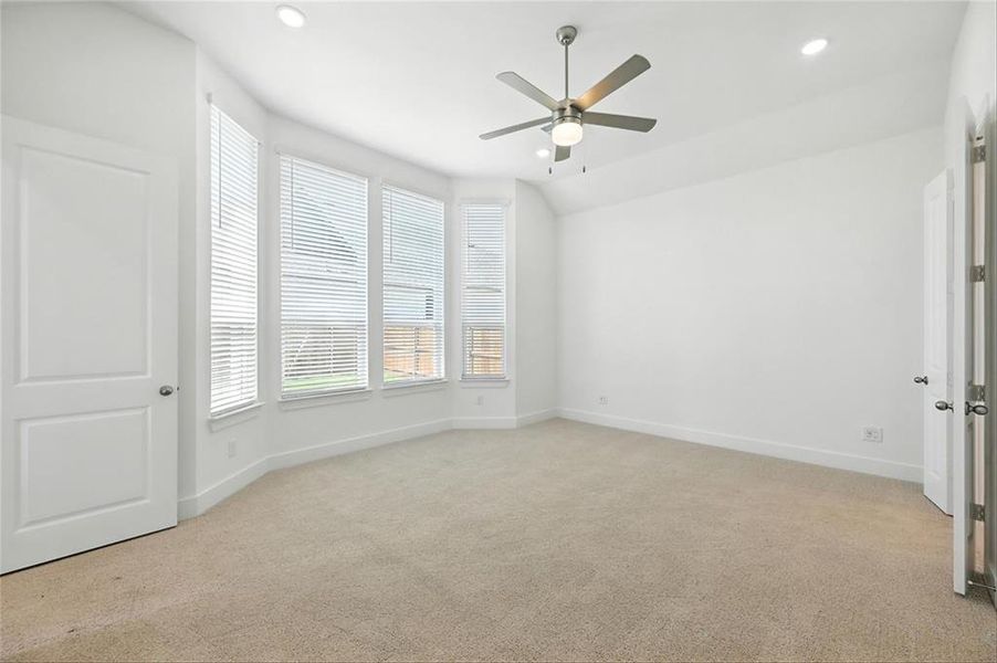 Spacious, unfurnished interior of a new home in Dove Hollow, Waxahachie (Image 17).