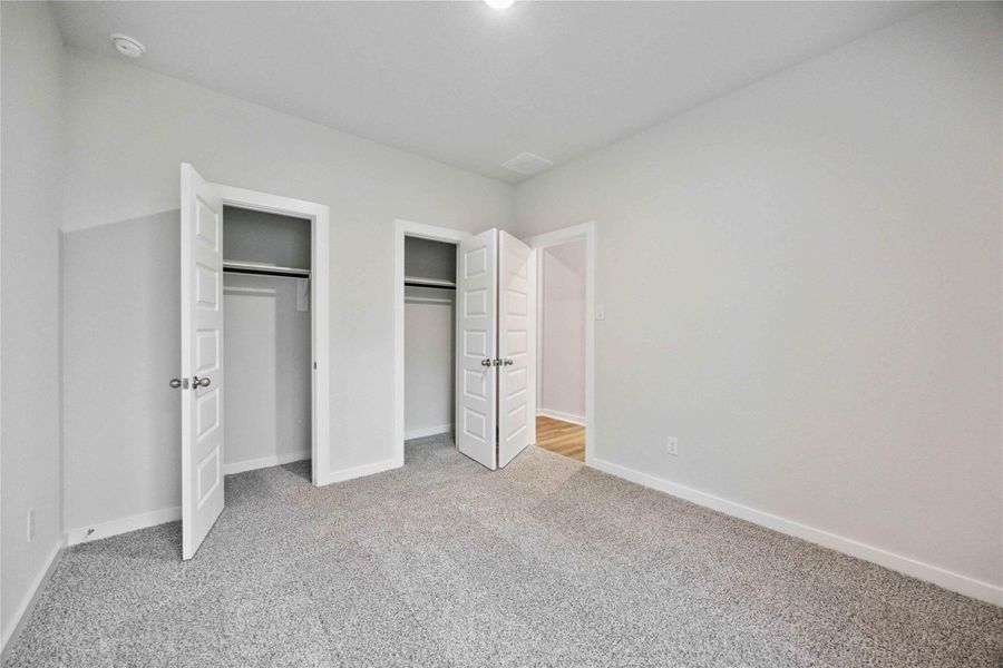 Spacious, unfurnished interior of a new home in Deer Pines, Conroe (Image 13).