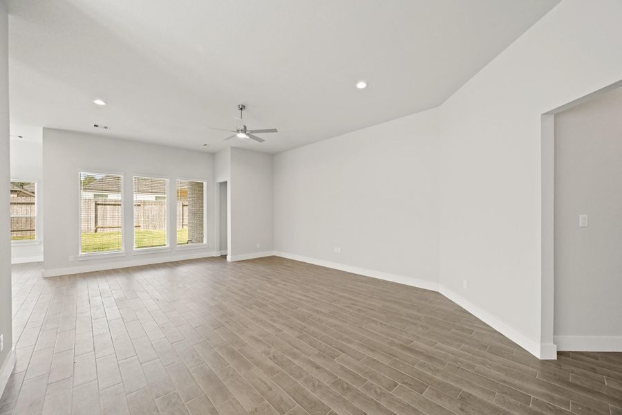 Spacious, unfurnished interior of a new home in Barton Creek Ranch, Conroe (Image 16). Spacious, unfurnished interior of a new home in Barton Creek Ranch, Conroe (Image 16).