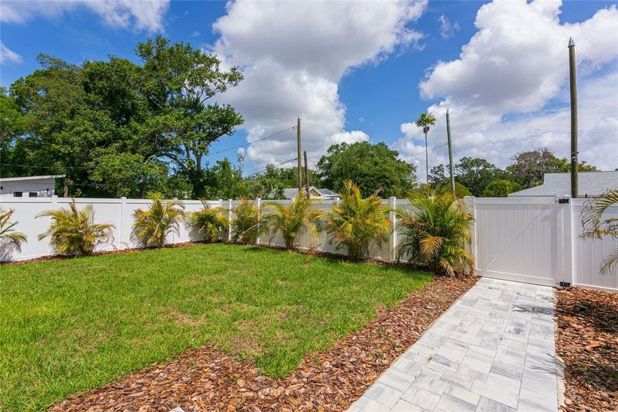 Exterior details and patio area of a home in , St. Petersburg (Image 29).