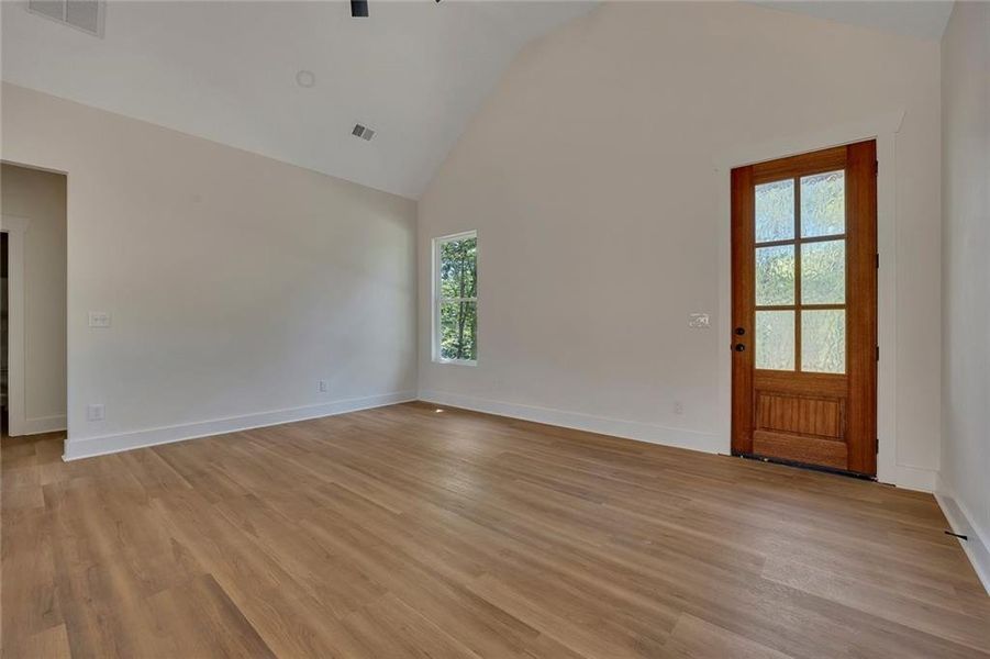Spacious, unfurnished interior of a new home in , Silver Creek (Image 22).