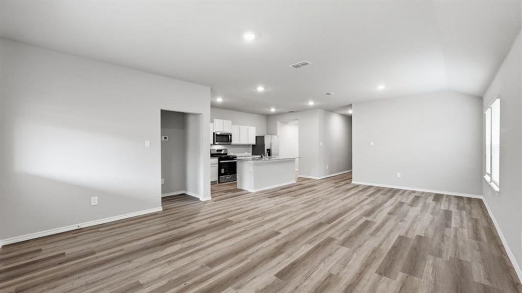 Spacious, unfurnished interior of a new home in Rock Creek West, Fort Worth (Image 12).