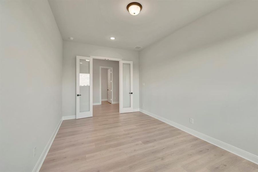 Spacious, unfurnished interior of a new home in Myrtle Creek, Waxahachie (Image 22).