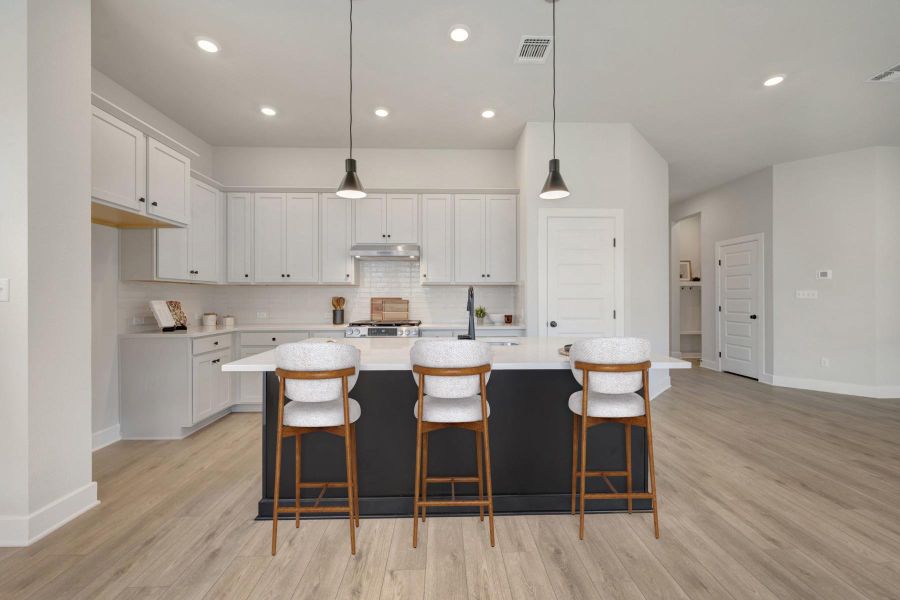 Kitchen (Staged) Kitchen (Staged)