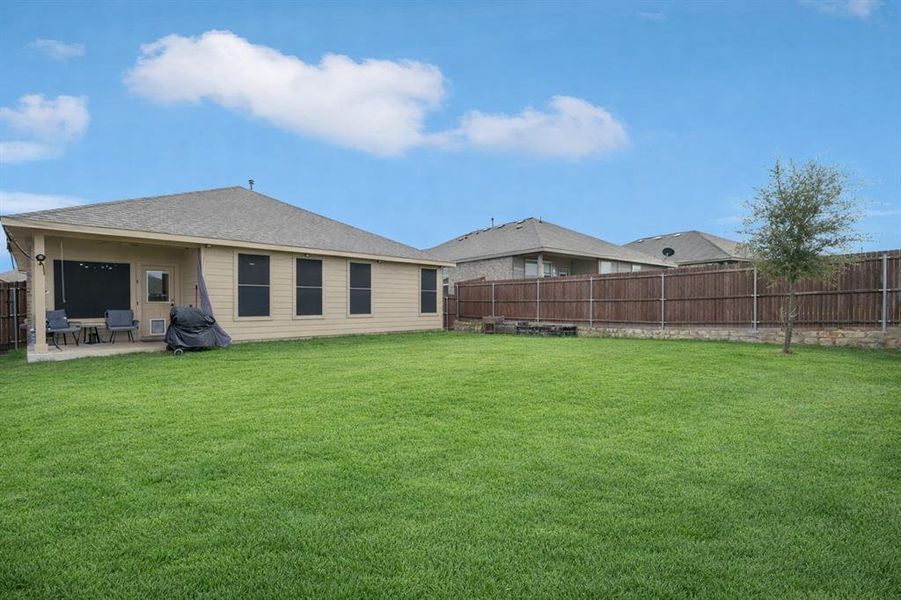 Exterior details and patio area of a home in Springhill South, Boyd (Image 4).