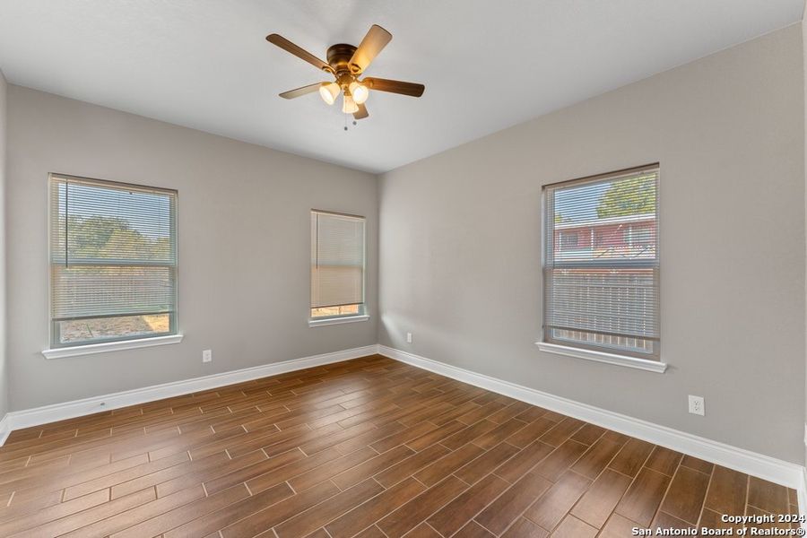 Spacious, unfurnished interior of a new home in , Natalia (Image 22).