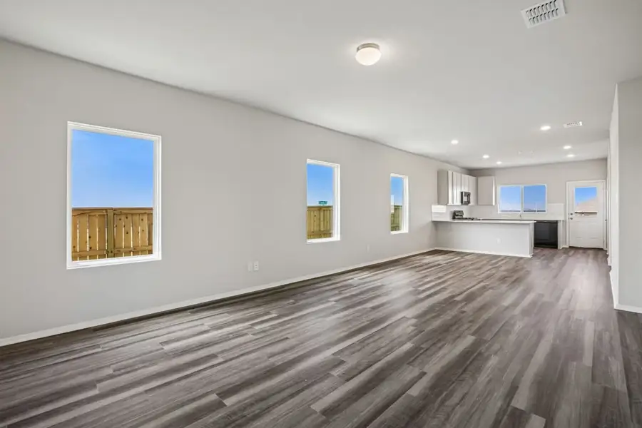 Spacious, unfurnished interior of a new home in Cloverleaf, Austin (Image 12).