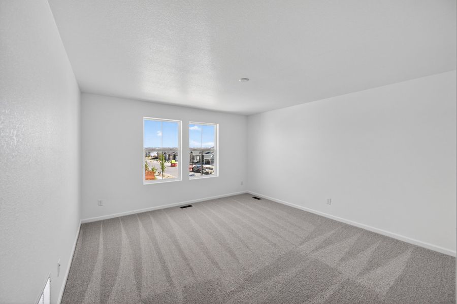 Spacious, unfurnished interior of a new home in The Aurora Highlands, Aurora (Image 18).