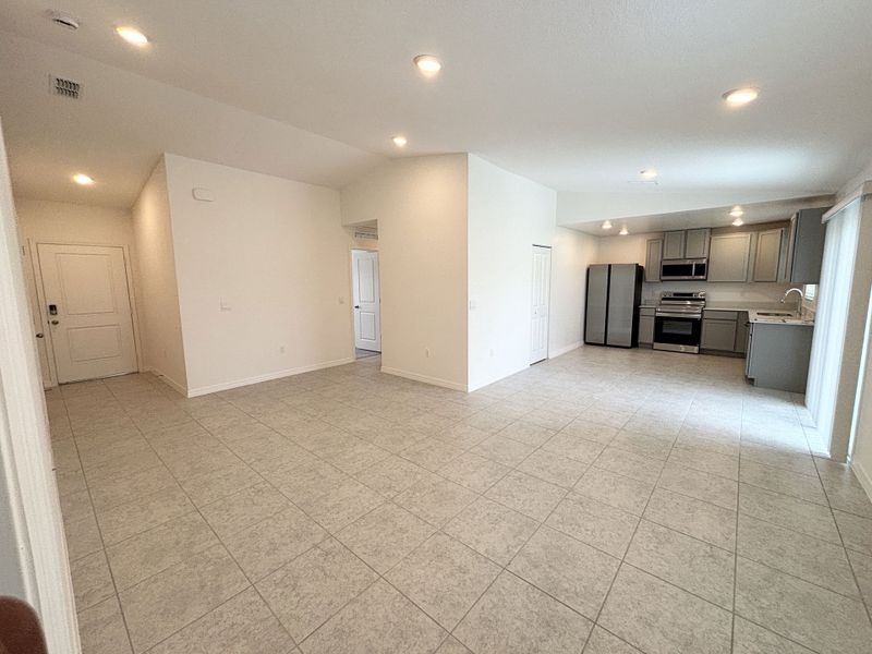 Spacious, unfurnished interior of a new home in Poinciana, Kissimmee (Image 9). Spacious, unfurnished interior of a new home in Poinciana, Kissimmee (Image 9).