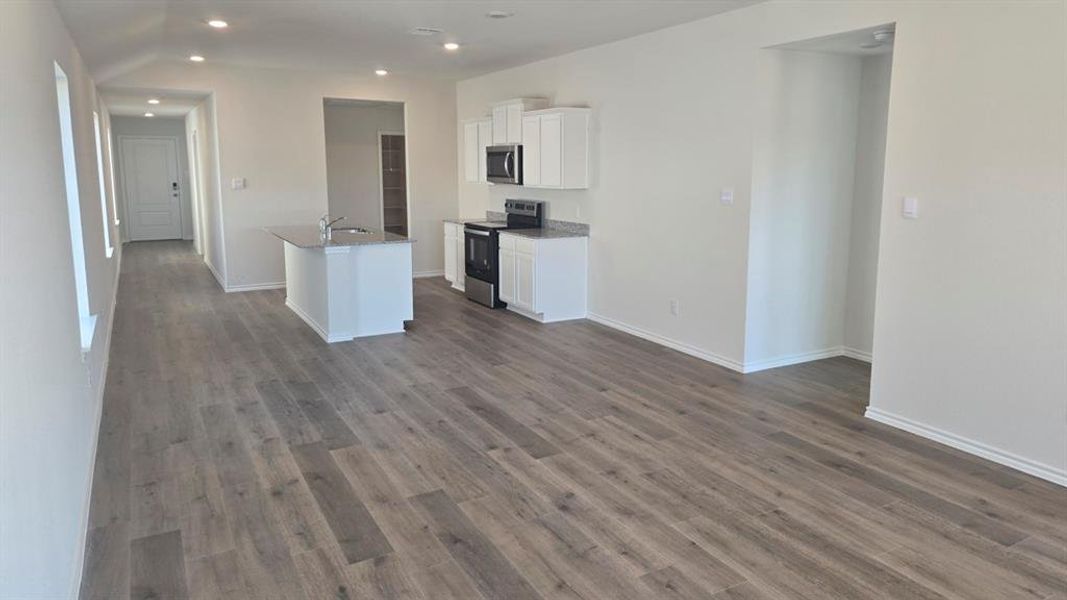 Spacious, unfurnished interior of a new home in Hanolley Hills, Sherman (Image 11).