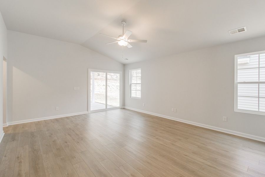 Spacious, unfurnished interior of a new home in Bluefield, Lexington (Image 16).