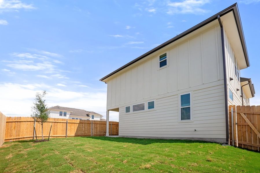 Exterior details and patio area of a home in Porter Country, Buda (Image 3).