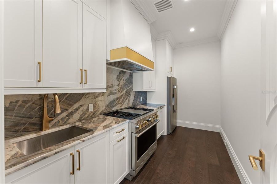 Furnished interior view inside a new home in , Windermere (Image 47).