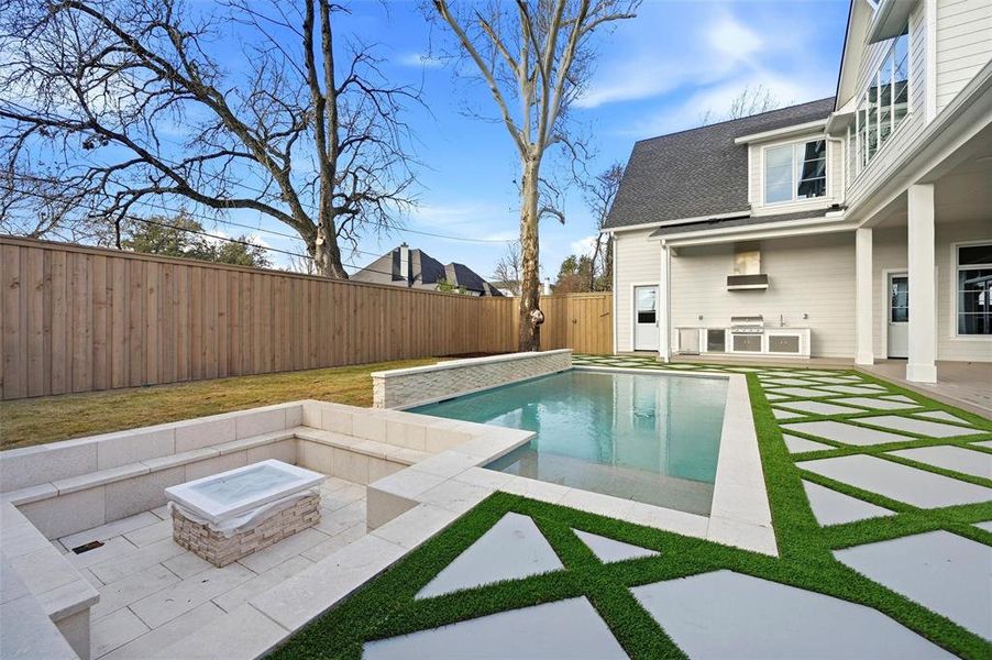 Exterior details and patio area of a home in , Dallas (Image 4).