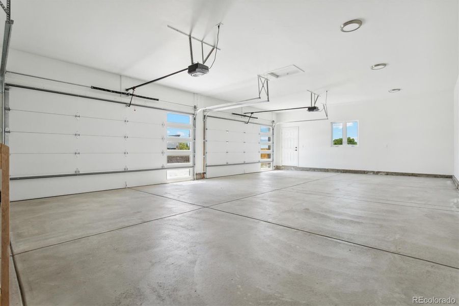 Spacious, unfurnished interior of a new home in , Aurora (Image 23).