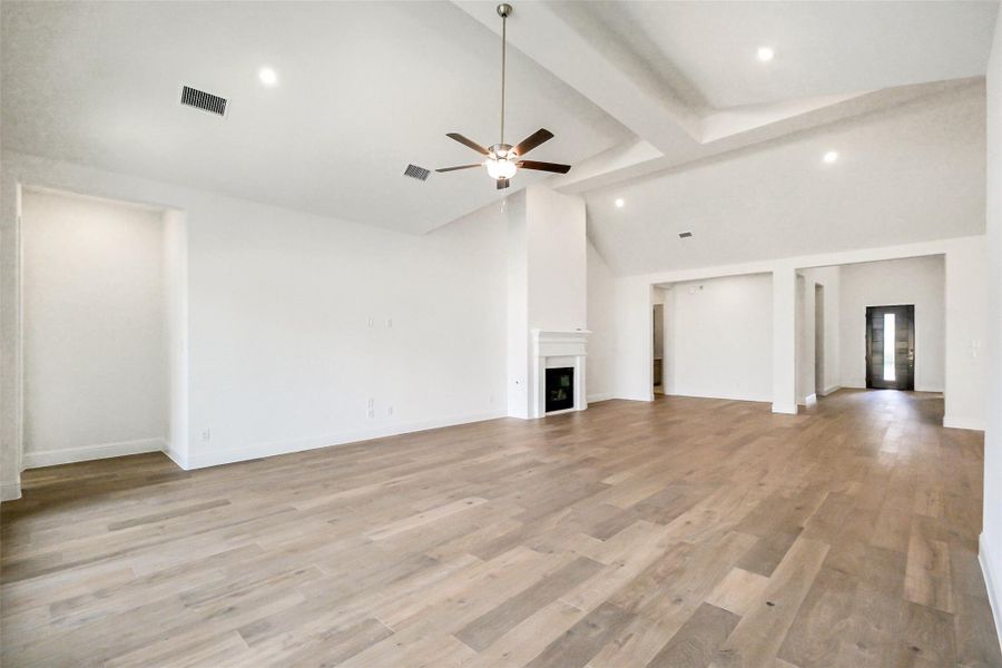 Spacious, unfurnished interior of a new home in Evergreen 70', Conroe (Image 19).