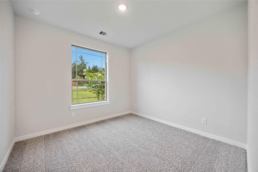 Spacious, unfurnished interior of a new home in Deer Pines, Conroe (Image 9).