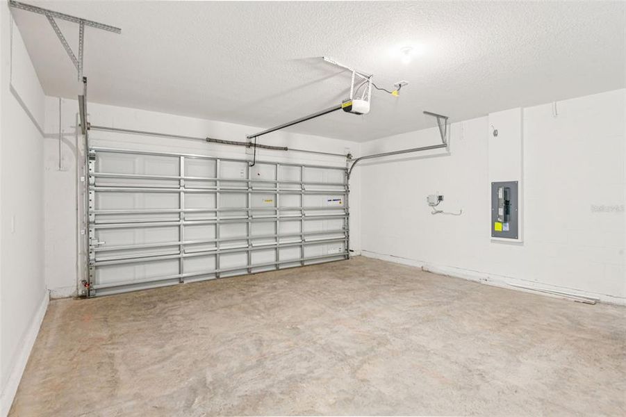 Spacious, unfurnished interior of a new home in Hilltop Vistas, Dade City (Image 36).