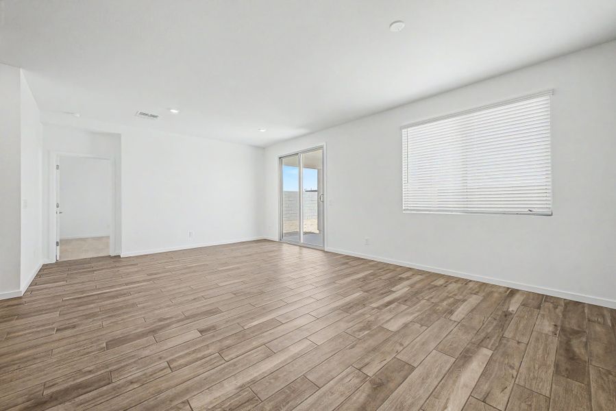 Spacious, unfurnished interior of a new home in Copper Falls, Buckeye (Image 9).