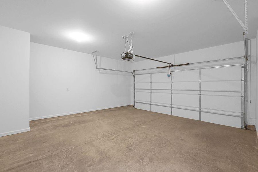 Spacious, unfurnished interior of a new home in Hampton Trace, Marietta (Image 24).