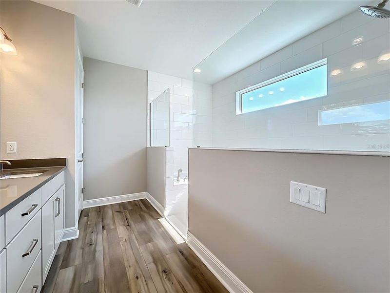 Spacious, unfurnished interior of a new home in Watercolor Place, Bradenton (Image 50).