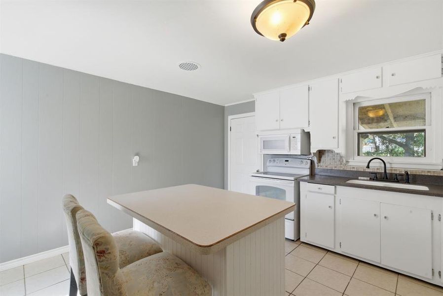 Furnished interior view inside a new home in , Weatherford (Image 4).