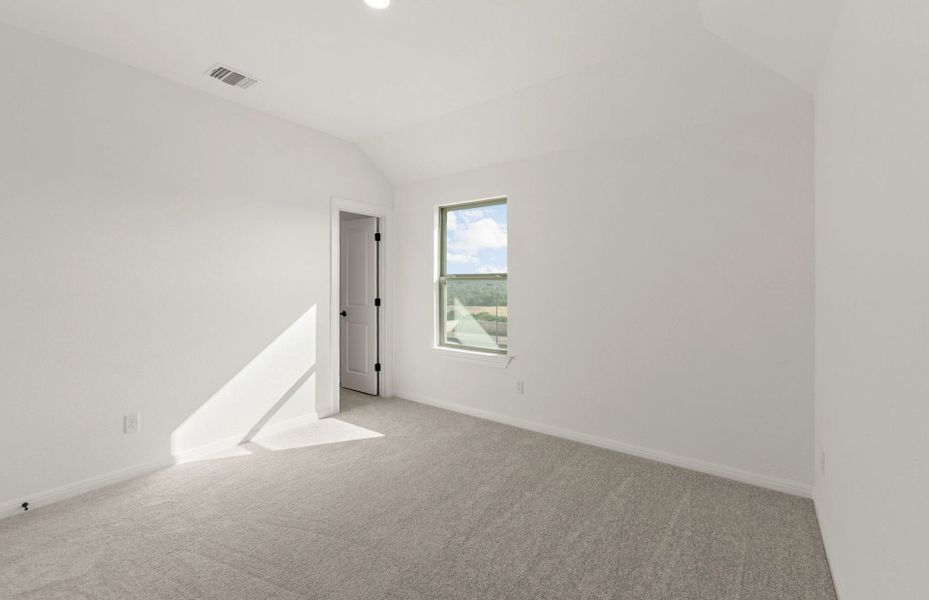 Spacious, unfurnished interior of a new home in Crescent Bluff, Georgetown (Image 29).