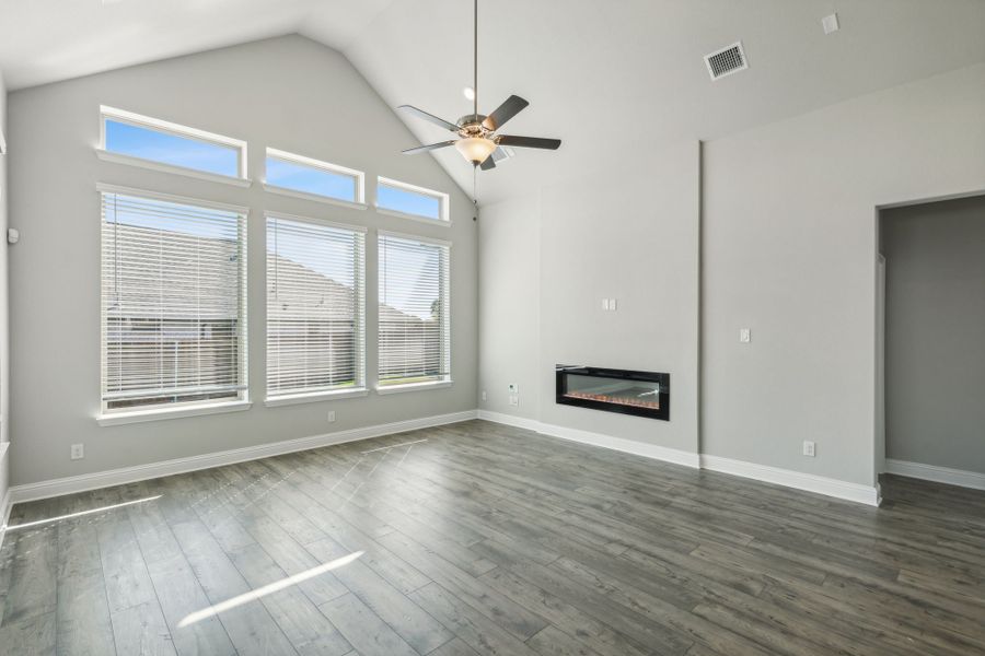 Spacious, unfurnished interior of a new home in Oaks of North Grove, Waxahachie (Image 18). Spacious, unfurnished interior of a new home in Oaks of North Grove, Waxahachie (Image 18).