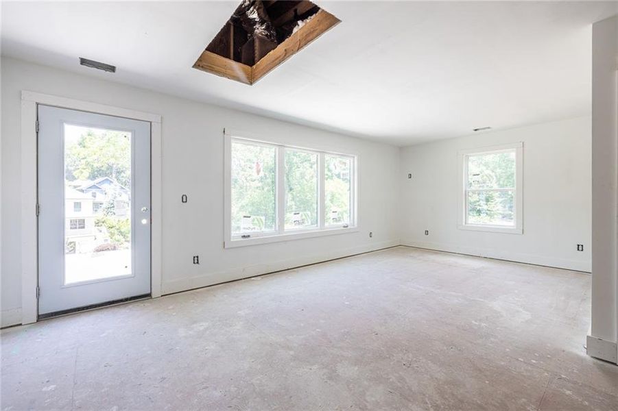 Spacious, unfurnished interior of a new home in , Atlanta (Image 8).