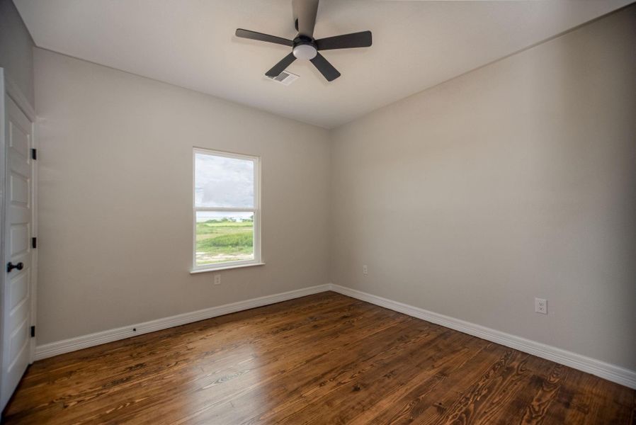 Spacious, unfurnished interior of a new home in , Port Lavaca (Image 15).