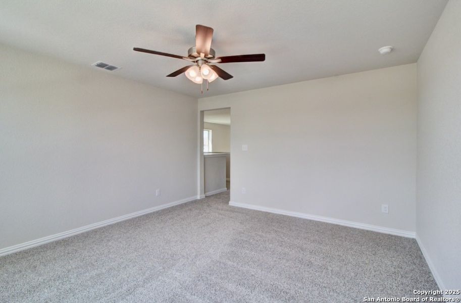 Spacious, unfurnished interior of a new home in Dauer Ranch, New Braunfels (Image 16).