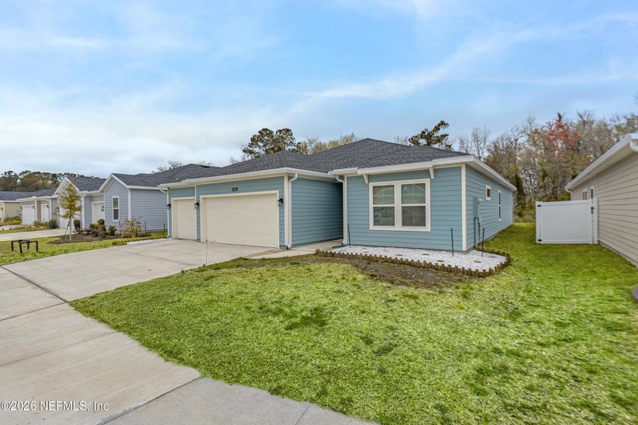 Exterior details and patio area of a home in Saddle Oaks, Jacksonville (Image 25).