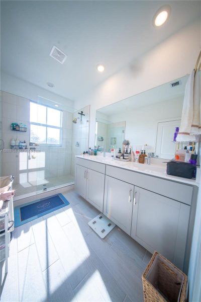 Furnished interior view inside a new home in , Pembroke Pines (Image 41).