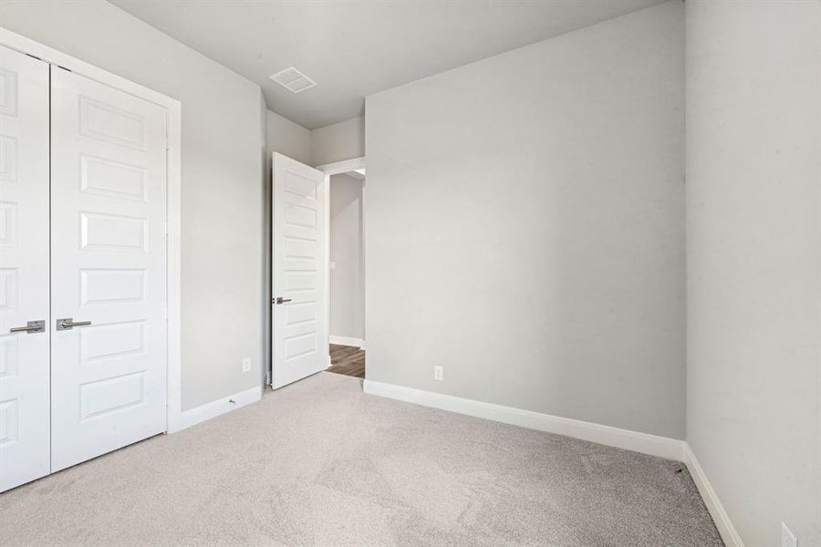 Spacious, unfurnished interior of a new home in Myrtle Creek, Waxahachie (Image 34).