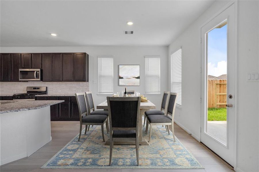 The open concept family, dining and kitchen makes for a great way to keep the party going and never miss a beat! Gather the family together in good conversation while preparing a fabulous meal in the breathtaking kitchen!