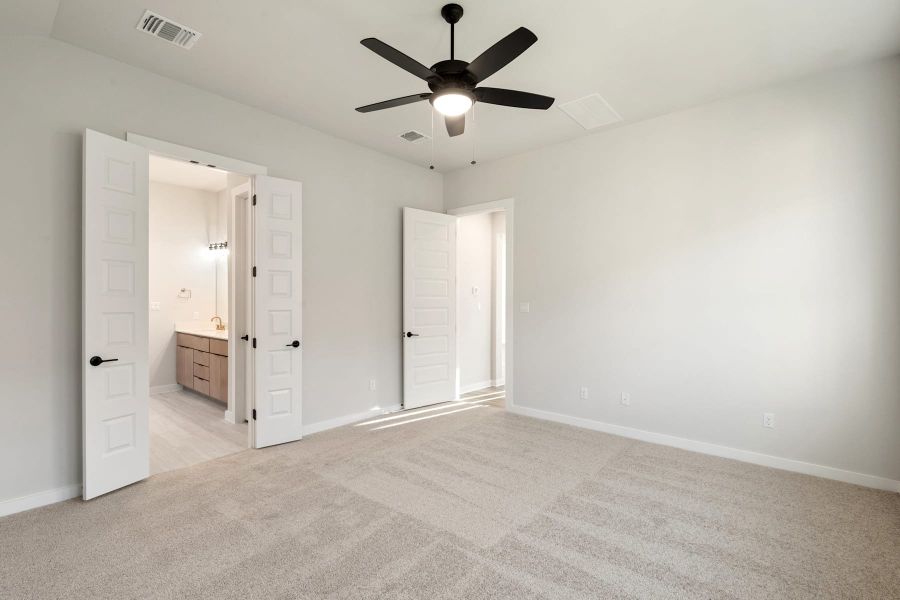 Spacious, unfurnished interior of a new home in Lariat, Liberty Hill (Image 32).