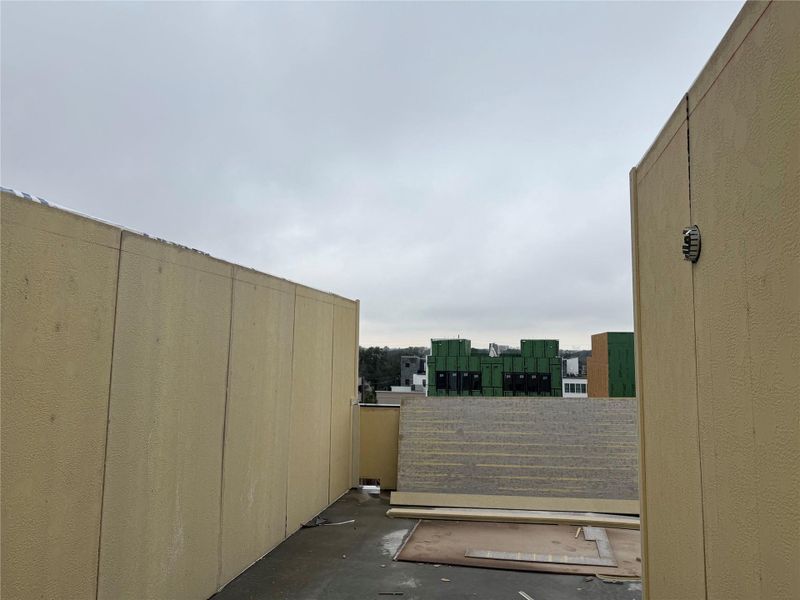 Huge roof top terrace 01/06/26