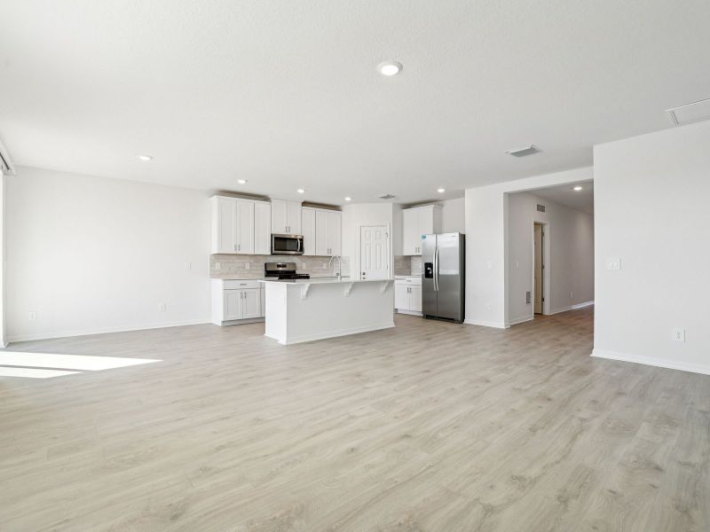 Spacious, unfurnished interior of a new home in The Reserve at Twin Lakes, St. Cloud (Image 8).