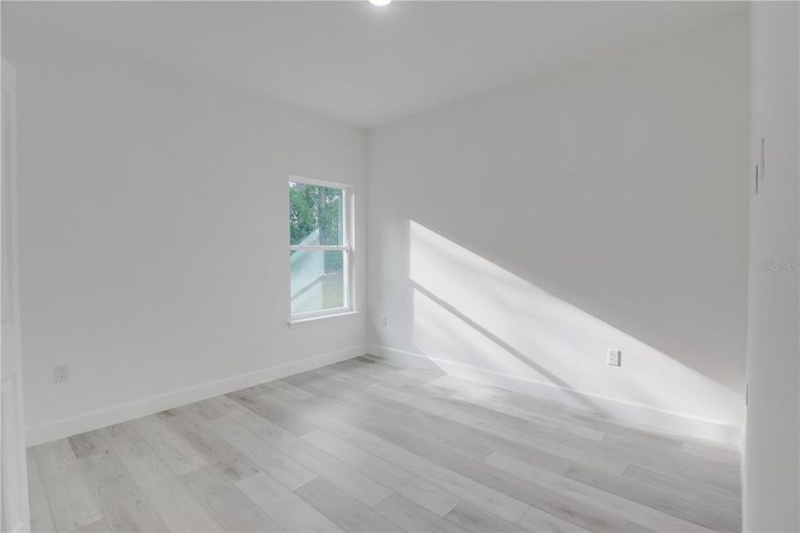 Spacious, unfurnished interior of a new home in , Ocala (Image 10).