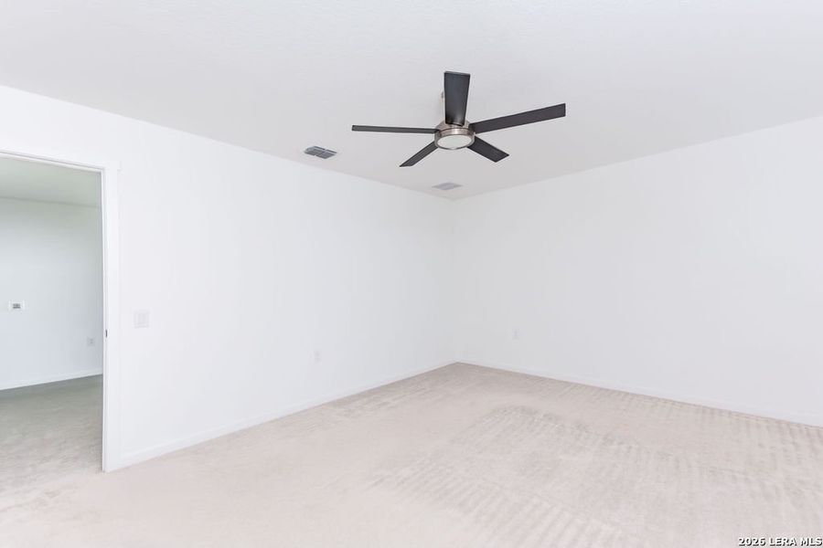Spacious, unfurnished interior of a new home in Somerset Meadows, San Antonio (Image 13).
