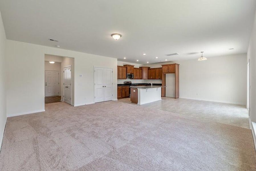 Spacious, unfurnished interior of a new home in Parker's Preserve, Ridgeville (Image 6).